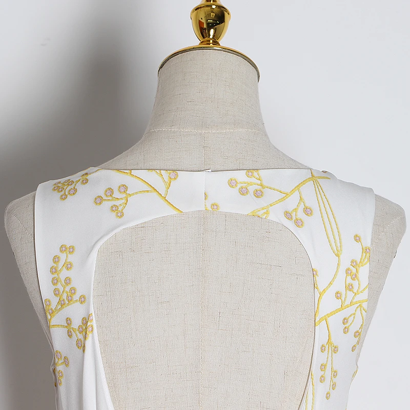 Женское платье с квадратным вырезом TWOTWINSTYLE разноцветное на тонких бретелях высокой талией и рюшами