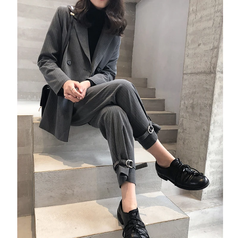 Женский деловой костюм из двух предметов модельный нишевый в полоску блейзера и