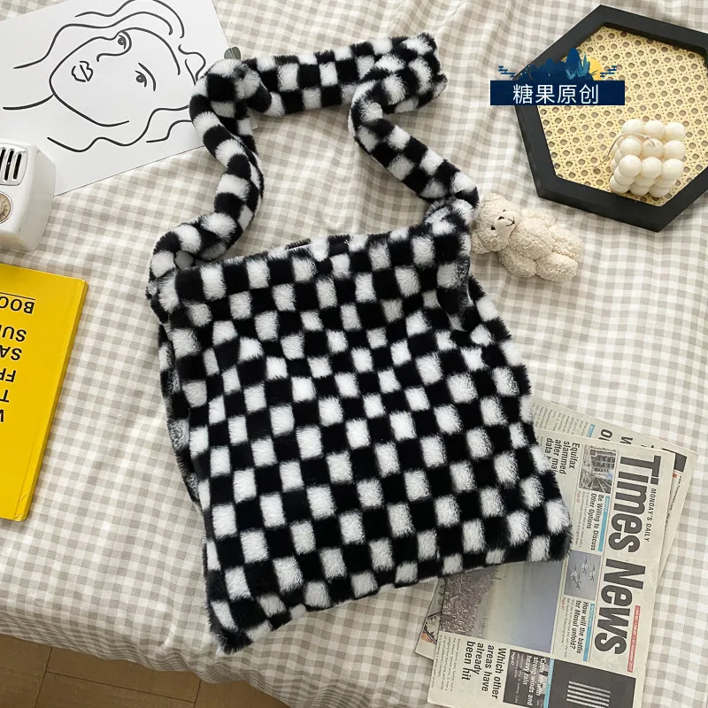 

Черно-белая клетчатая женская сумка из искусственного меха, пушистые сумки, вместительные сумки для женщин, сумки-мешки на плечо для коллед...