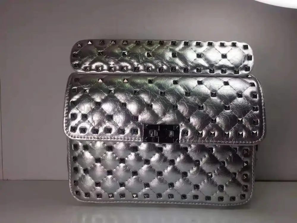 Стильная сумка карго среднего размера с цепочкой из восковой коровьей кожи.