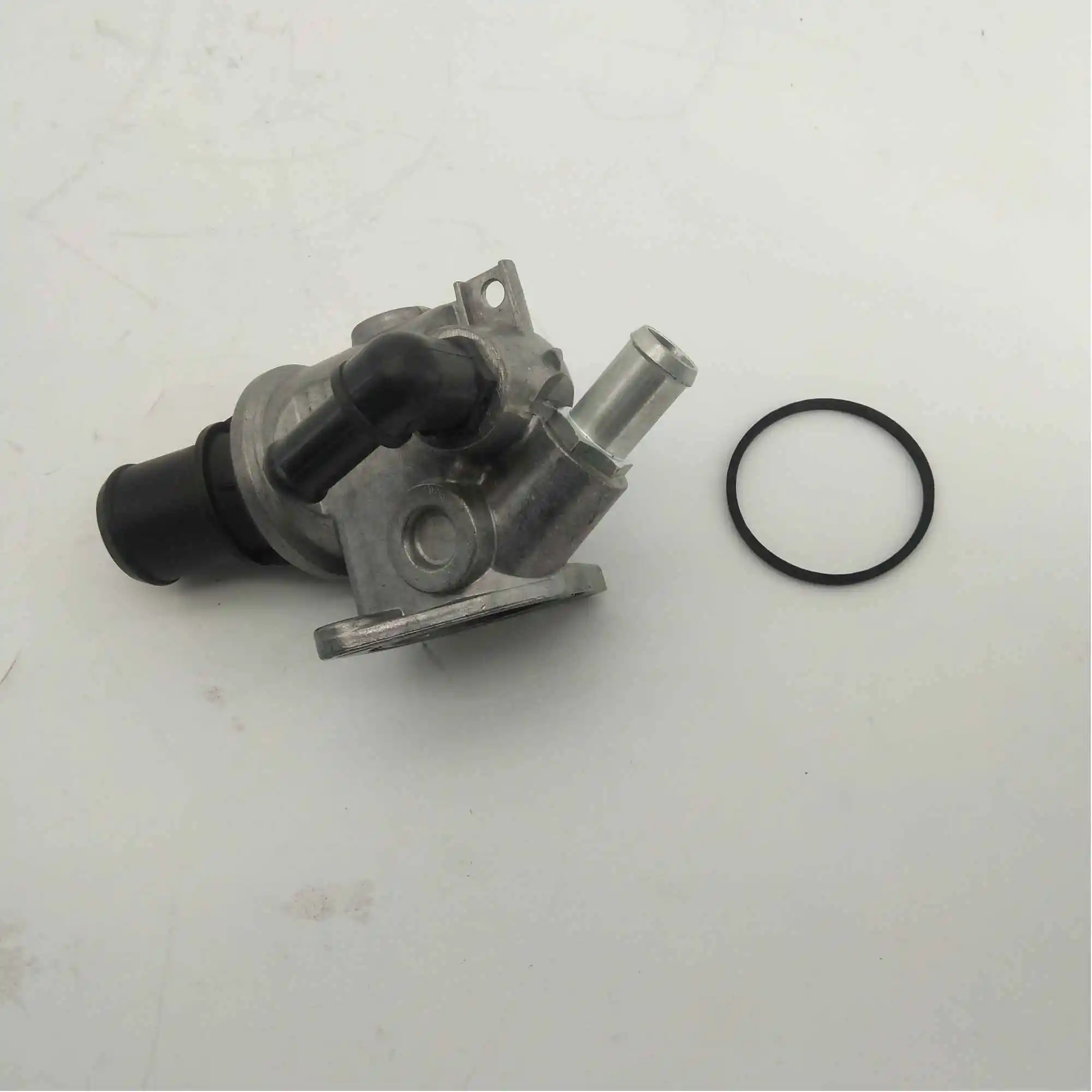 Корпус термостата системы автоматического охлаждения Крышка OEM:60672655 60814382 60653946 |