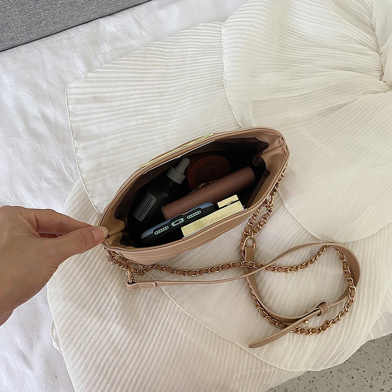 

High sense 2021 new classic retro shoulder bag large capacity underarm bag wild niche messenger bag