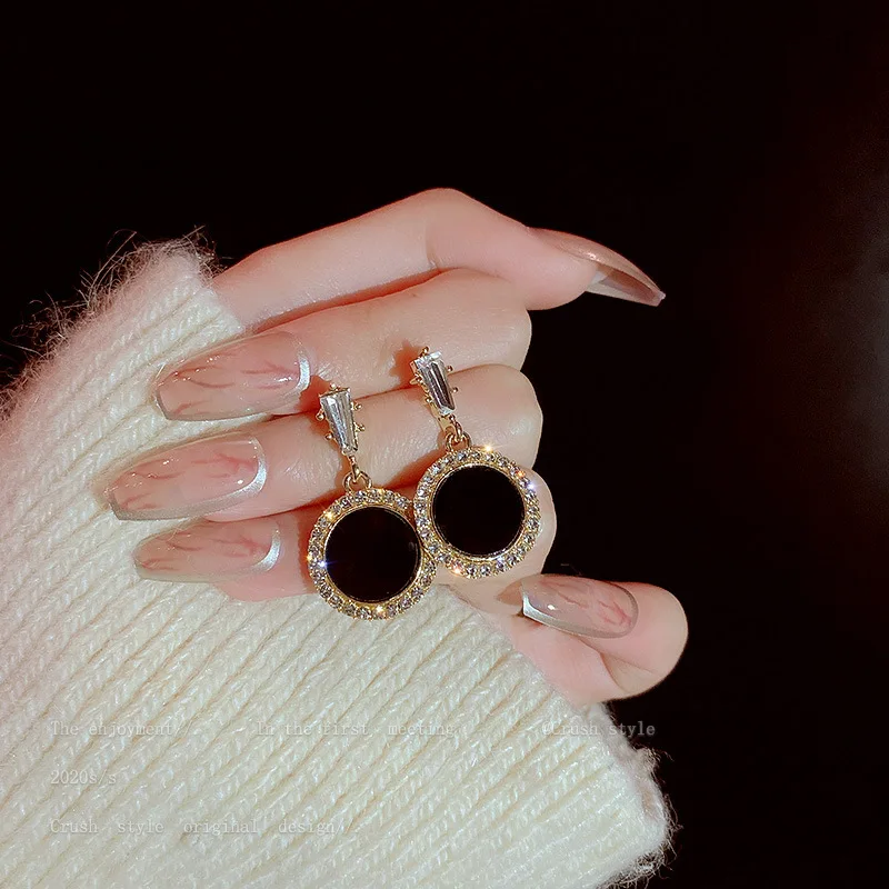 

Korean Temperament Diamond Inlaid 925 Silver Needle Simple Personality Zircon Round Piece Retro Earrings Female