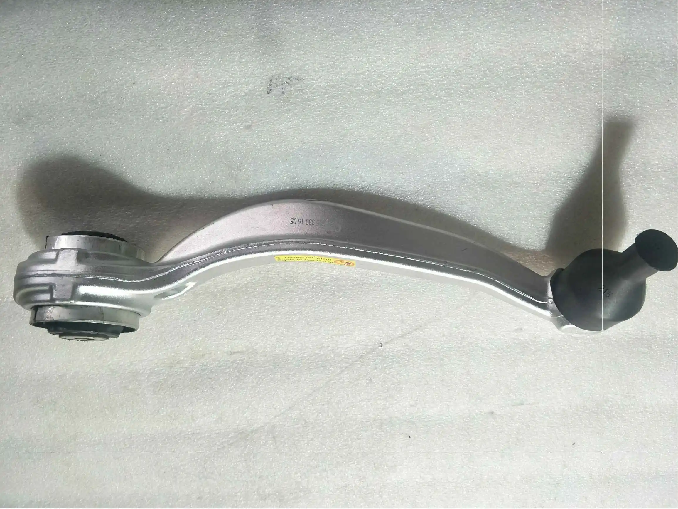Нижний передний рычаг управления влево или вправо для Mercedes W205 S205 OEM: 2053301505/2053301605 |