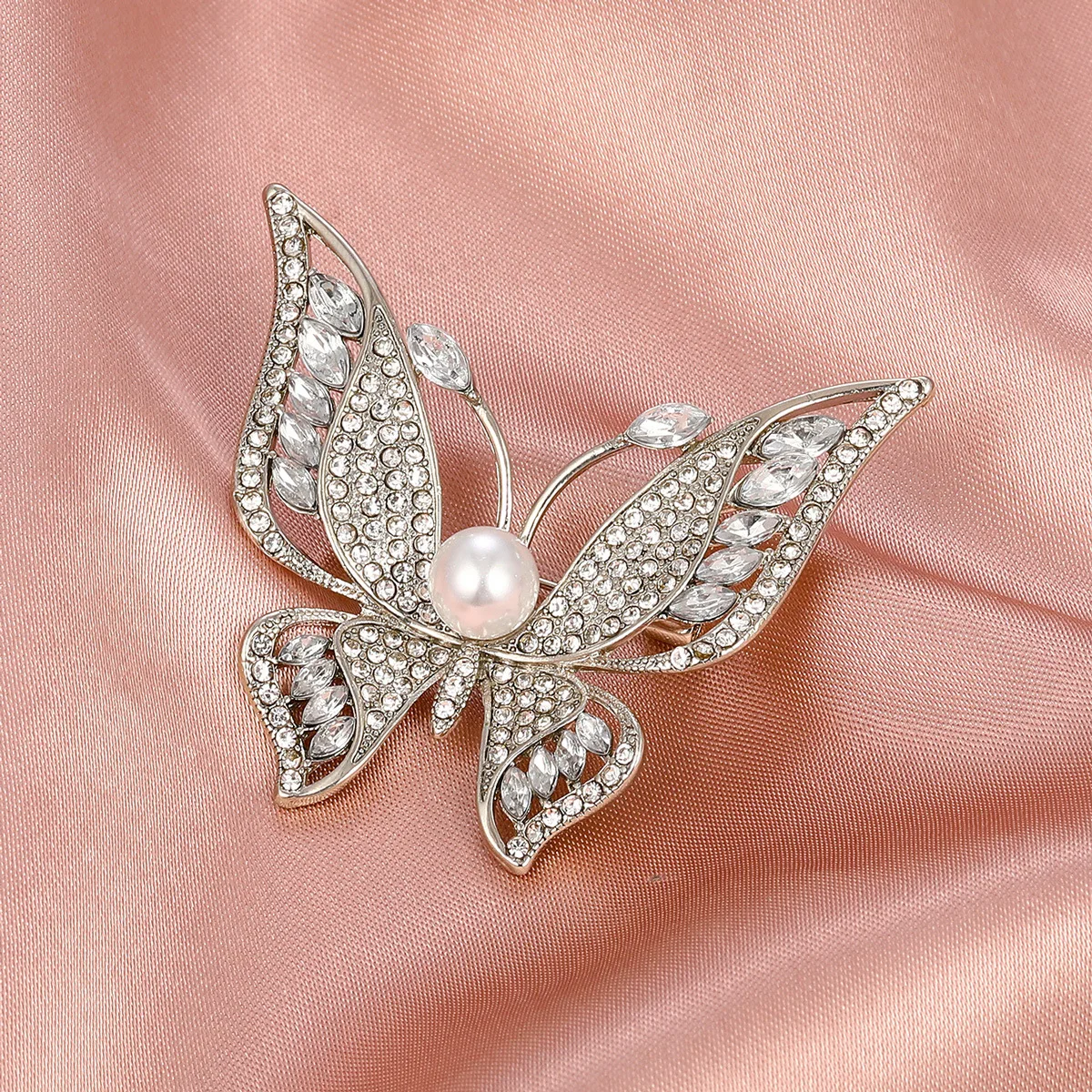 

New Fashion Brooch Beauty Women Zinc Alloy Crystal Zircon Exquisite Flower Butterfly Insect Pins Hot Sale Party Gift For Women