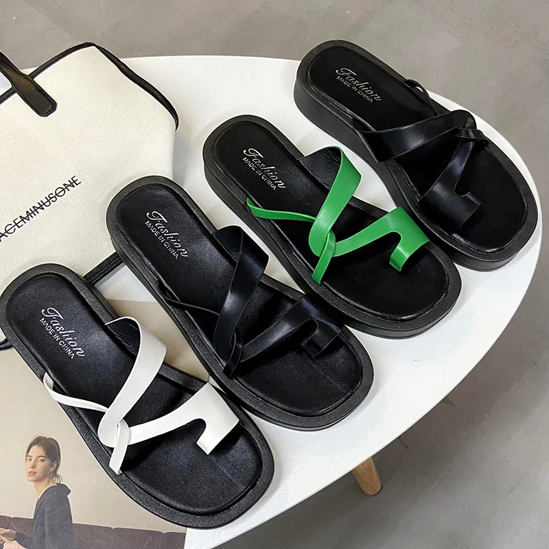 Летние новые стильные удобные пляжные сандалии на плоской подошве модные