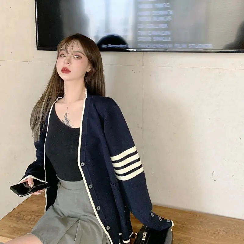 

Autumn New Loose V-neck Contrast Stripe Casual Sweater