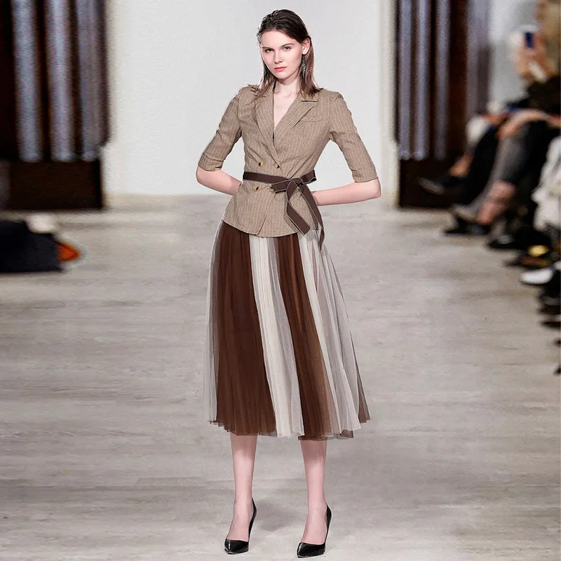 Подиумные модные весенние женские двубортные блейзеры цвета хаки в полоску с