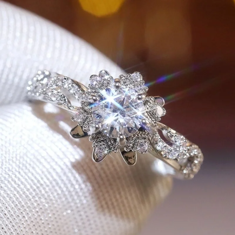 

Женское кольцо в форме снежинки, с круглым фианитом