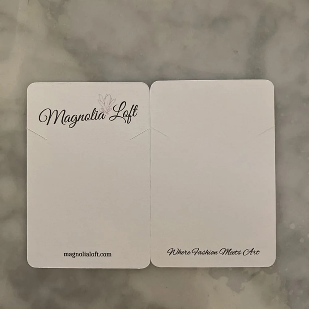 Магазин продавцов на заказ требует ожерелья с карточками и витринами