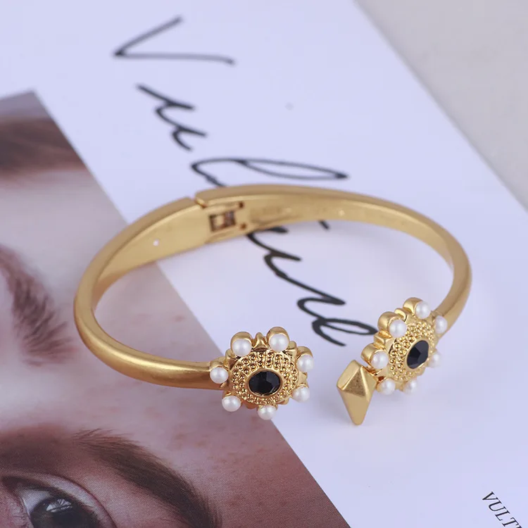 

Vintage gold inlaid pearl black crystal creative owl stretch open bracelet