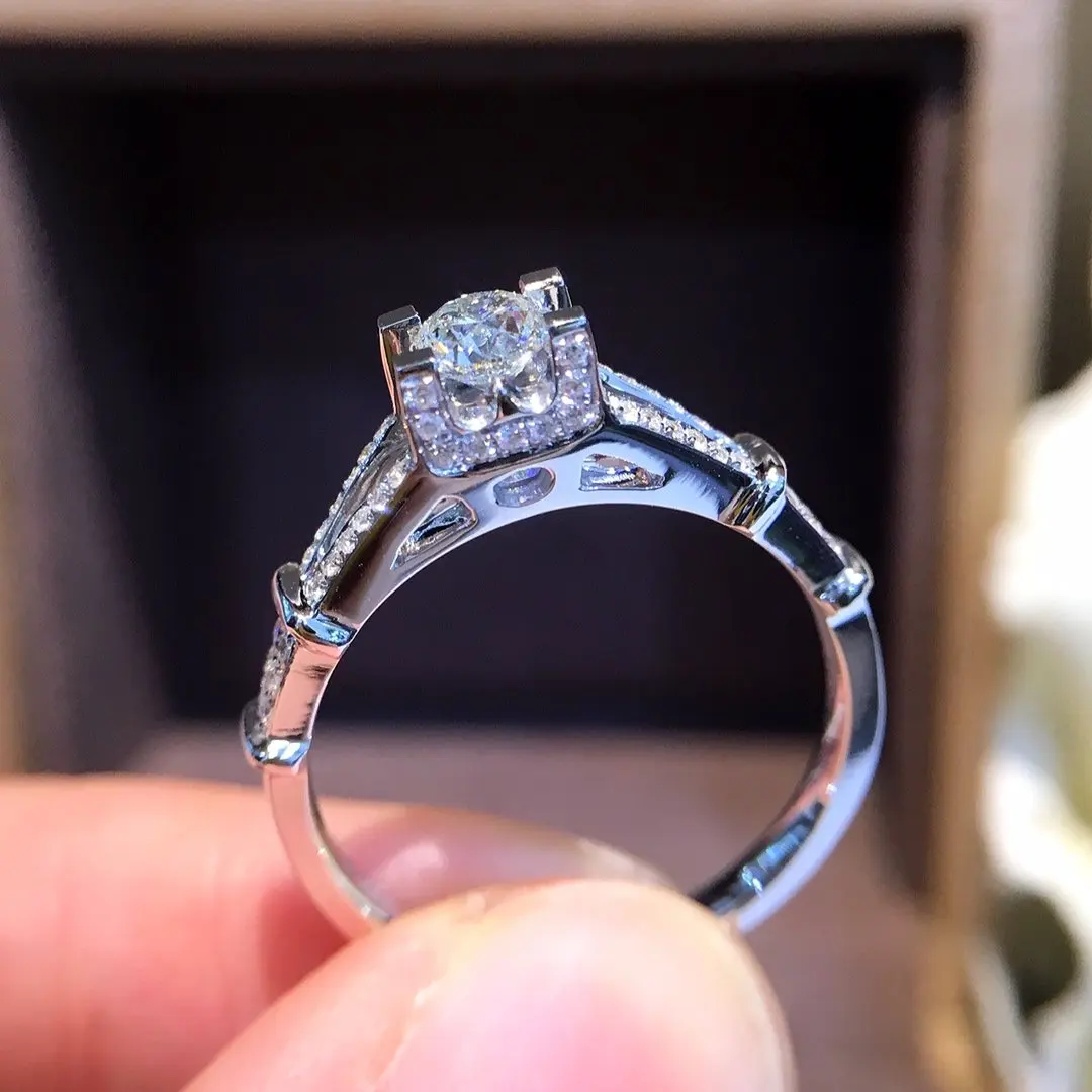 Кольцо из чистого золота 18 карат с натуральными бриллиантами красивое кольцо