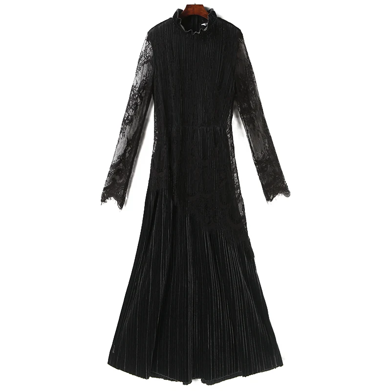 Женское плиссированное платье черного цвета с кружевными вставками однотонное