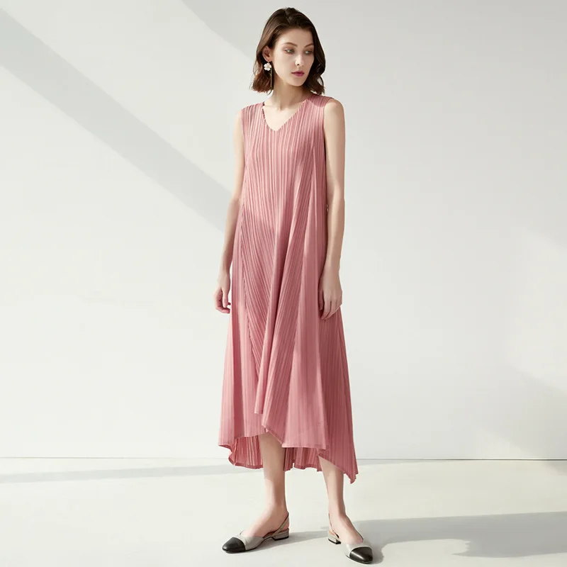 

Issey Miyake women's fashion dress summer 2022 new style women's large swing waist lace dress elegant V-neck sleeveless skirt