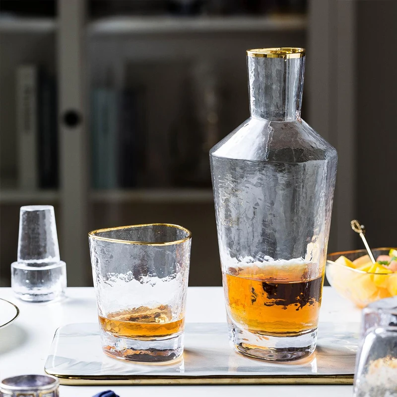 Европейский бокал для вина с неравномерным горлышком золотым ободком воды