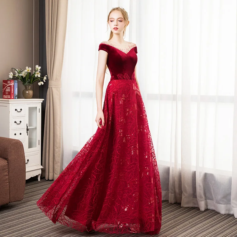 Вечернее платье винного цвета с коротким рукавом и цветочным принтом а-силуэт