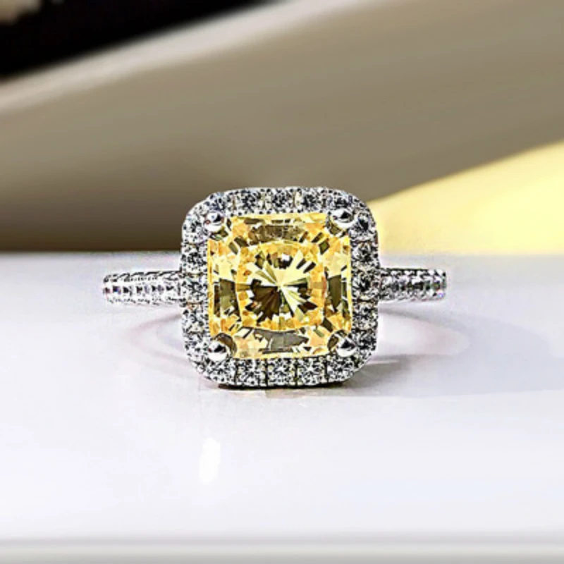 

Женское кольцо из серебра 100% пробы, с муассанитом