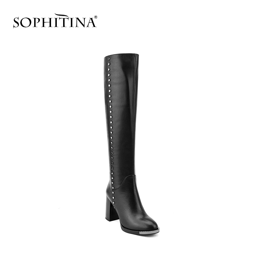SOPHITINA/женские сапоги до колена с заклепками; модель года; однотонная обувь из коровьей кожи с круглым носком; сапоги ручной работы с подкладкой из короткого плюша; BA13