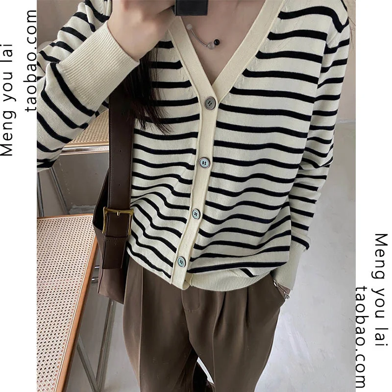 

Autumn Pure Desire Idle Style Striped Knitted Long-Sleeved T-shirt Women's Design Sense Niche V-neck Short Top Clothes