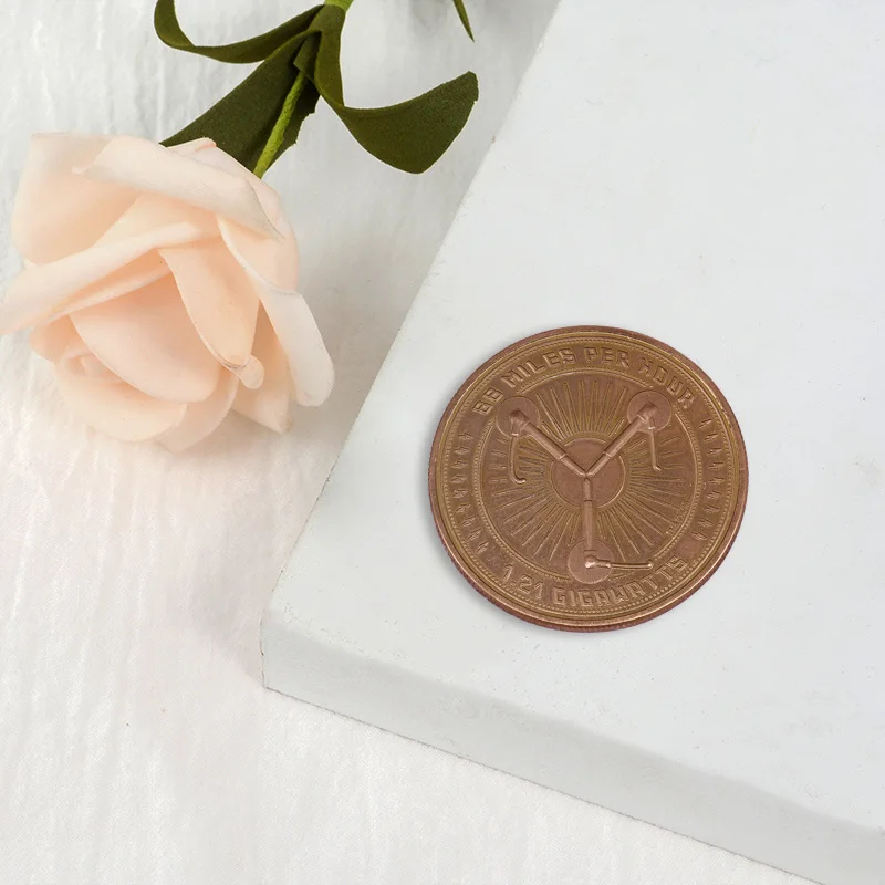 Коллекционная монета Башня часов назад в будущее (Золотая версия)|Броши| |