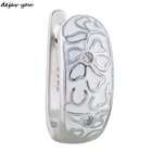 Серьги-гвоздики женские керамические с белыми цветами, ручной работы