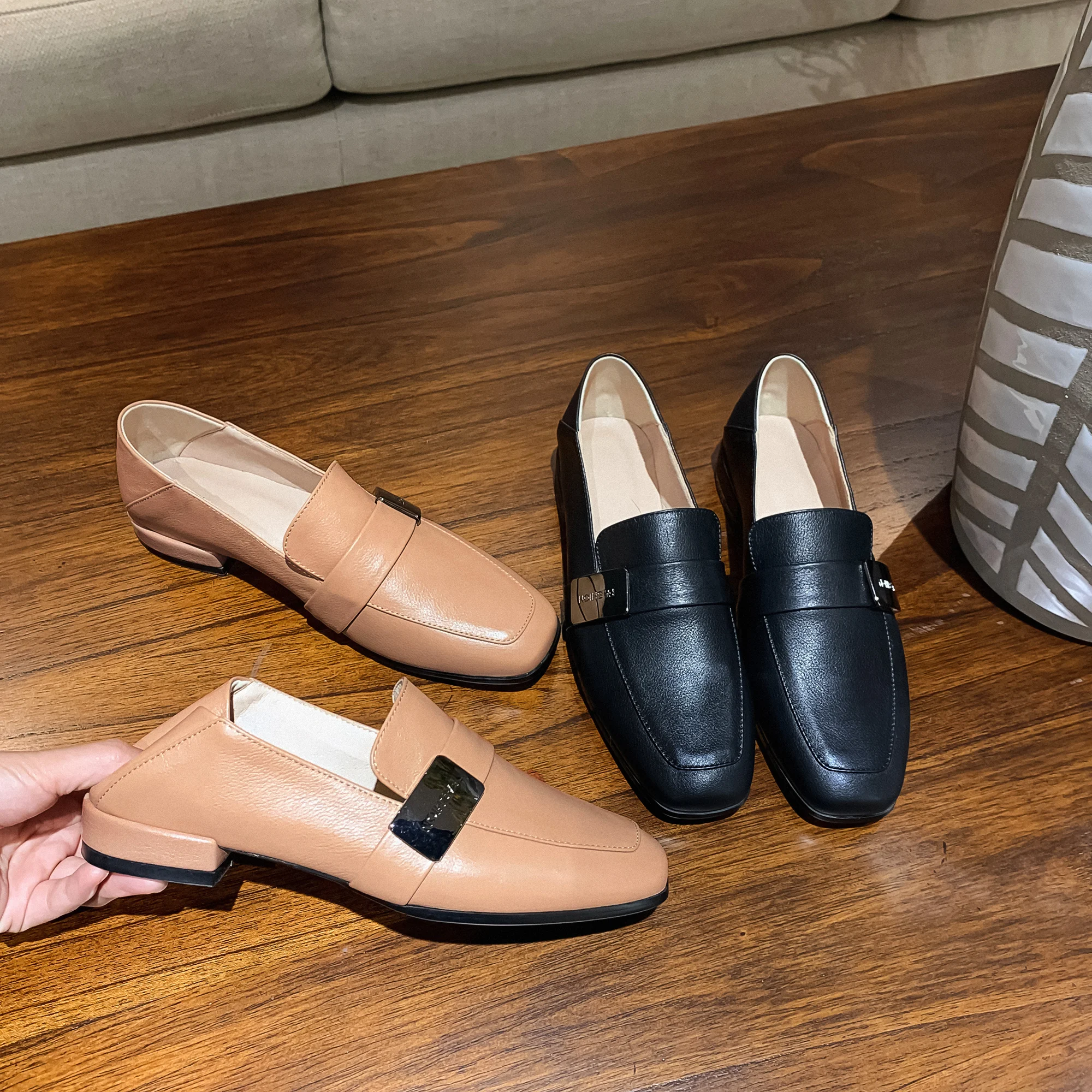 Женские туфли на плоской подошве из натуральной кожи с металлическим украшением