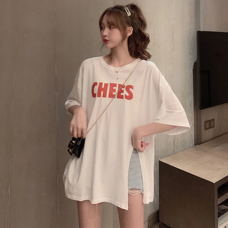 Женская футболка с разрезом белая свободная средней длины коротким рукавом в