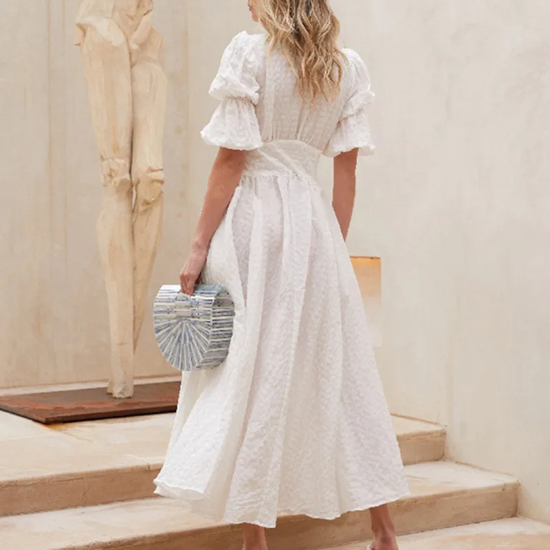 Женское длинное платье на пуговицах белое элегантное макси с V-образным вырезом