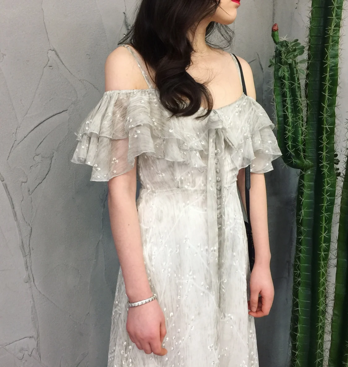 Платье женское винтажное с открытыми плечами шифоновое на бретельках длинное