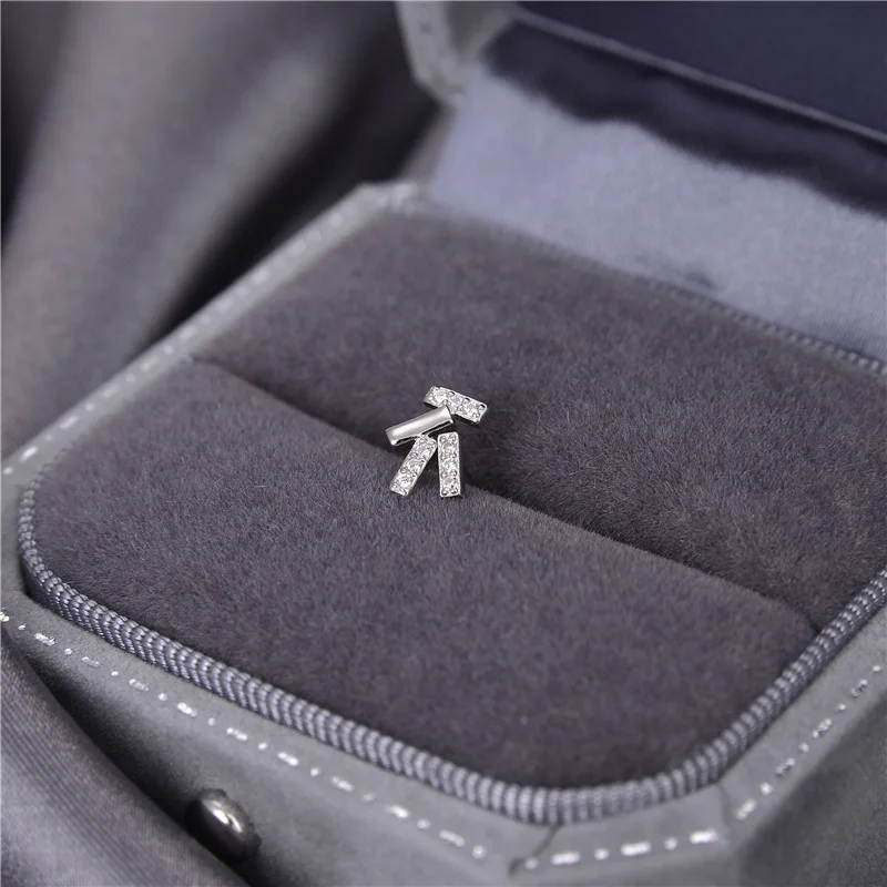 

Женские асимметричные серьги-гвоздики из серебра 925 пробы