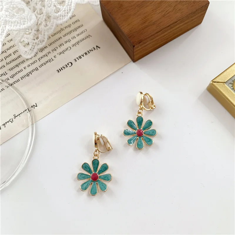 

2020 New Avocado Green Daisy Earrings For Women Dripping Oil Petal Flower Sunflower Short Simple Jewelry Sliver Post Ear Stud