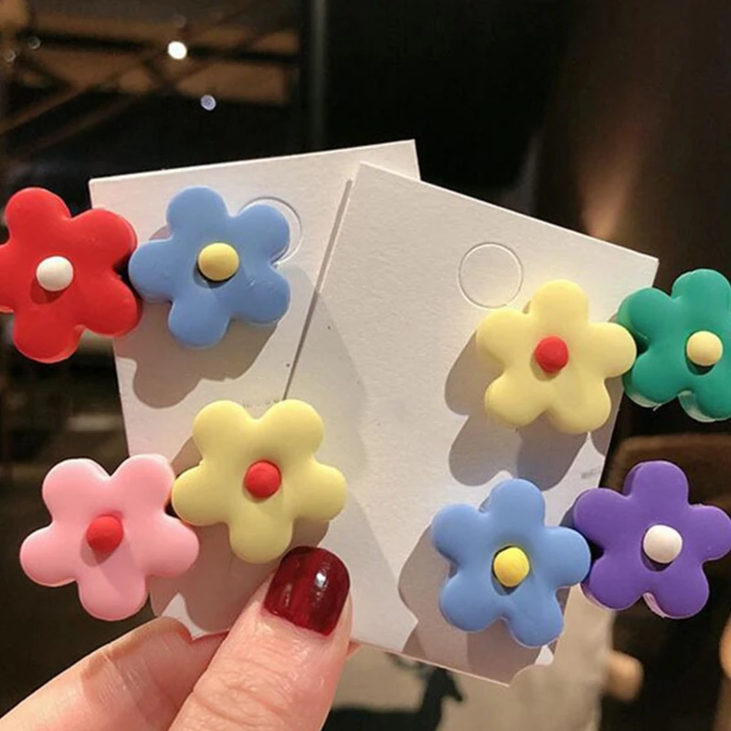 

Маленькие серьги в виде цветов с кристаллами