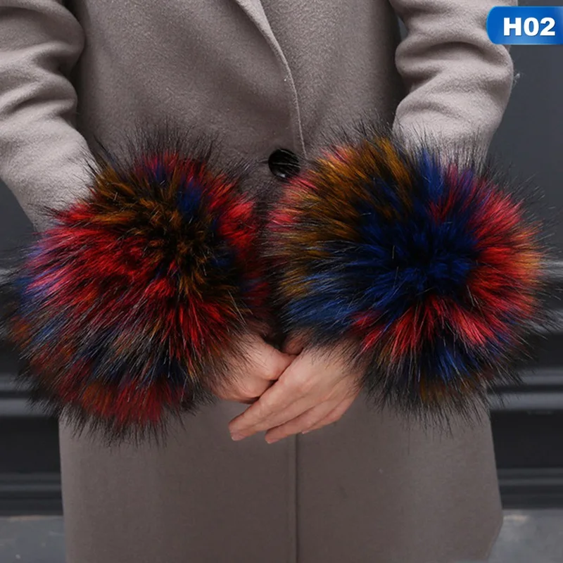 Женский комплект из браслета с манжетами и меховым нарукавником зима 2019 |