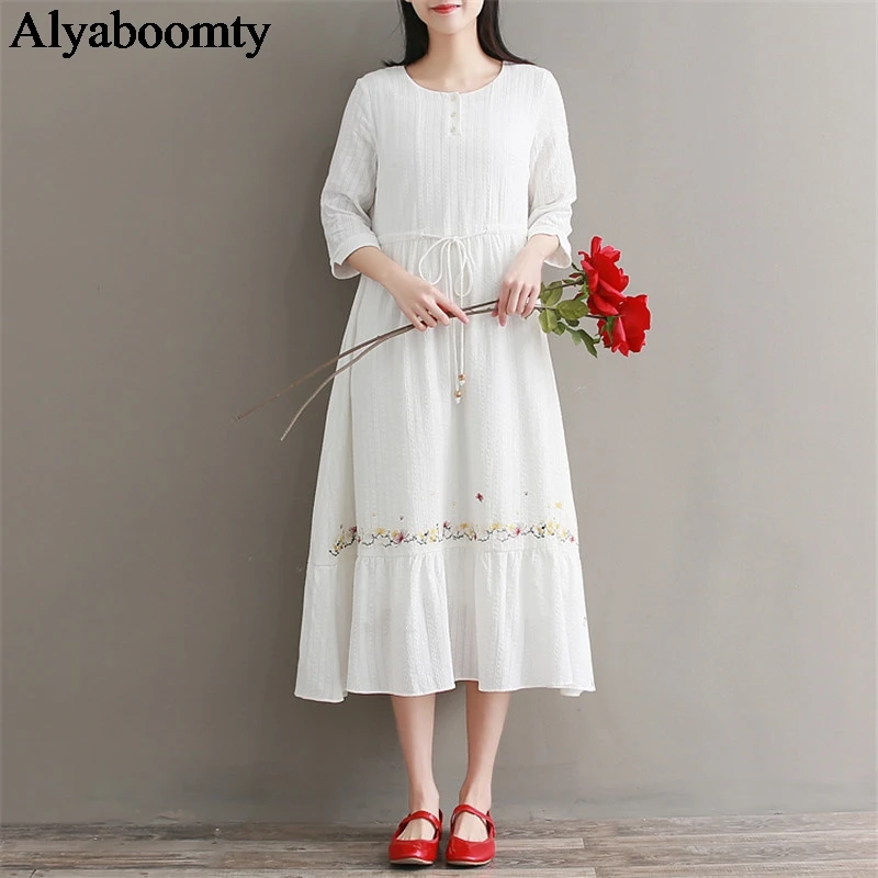 Женское хлопковое белое миди платье элегантное с цветочной вышивкой