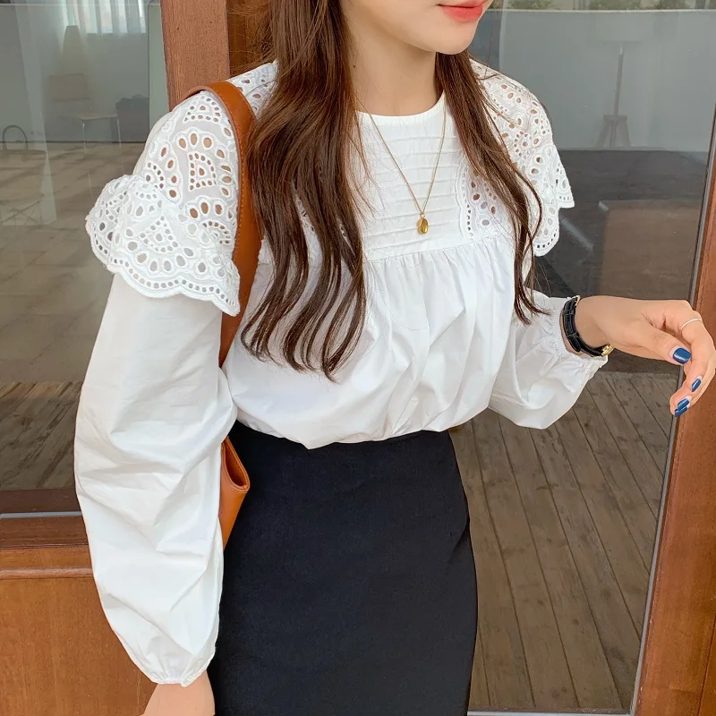 Женская кружевная блузка с вырезами белая круглым вырезом в Корейском стиле