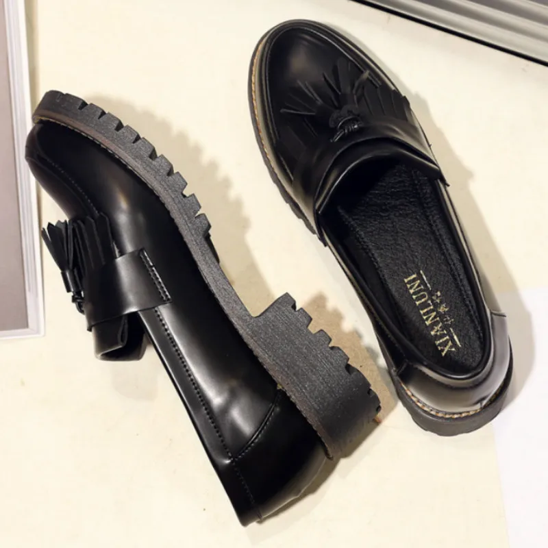 

Осенняя женская обувь на низком каблуке, модные туфли из лакированной кожи на платформе с кисточками для женщин, женская обувь без шнуровки,...