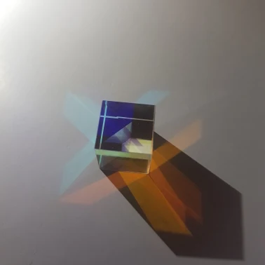

Dichroic Glass Photographic Dichroic Color K9 Rainbow Laser Cube Prism 10*10*10mm Size Crystal Teaching Customized