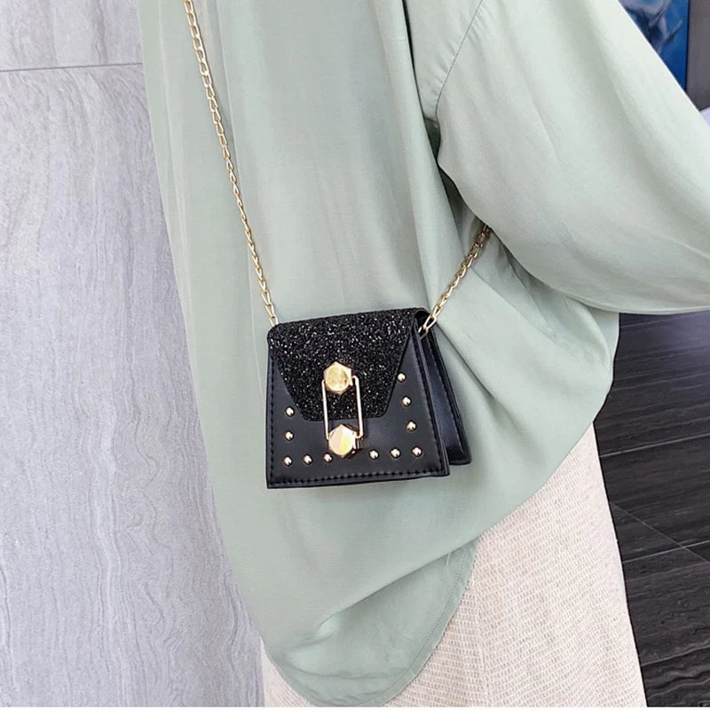 Женская сумка Маленькая женская через плечо с украшением в виде сердца розовая