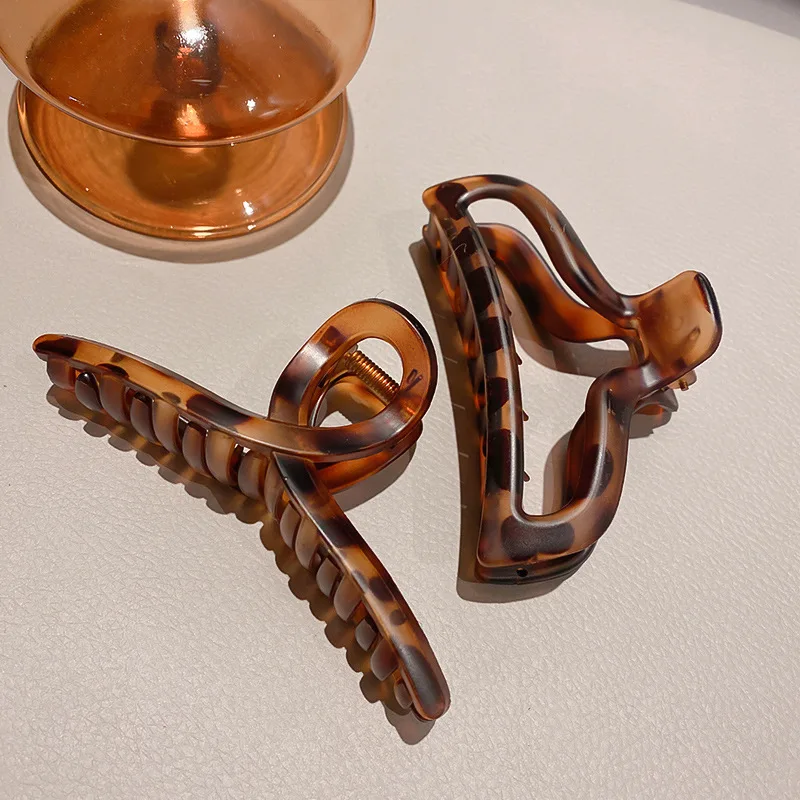 

Korean retro autumn winter leopard grain hair grab clip French temperament hair clip at the back of the head, 2020 new style