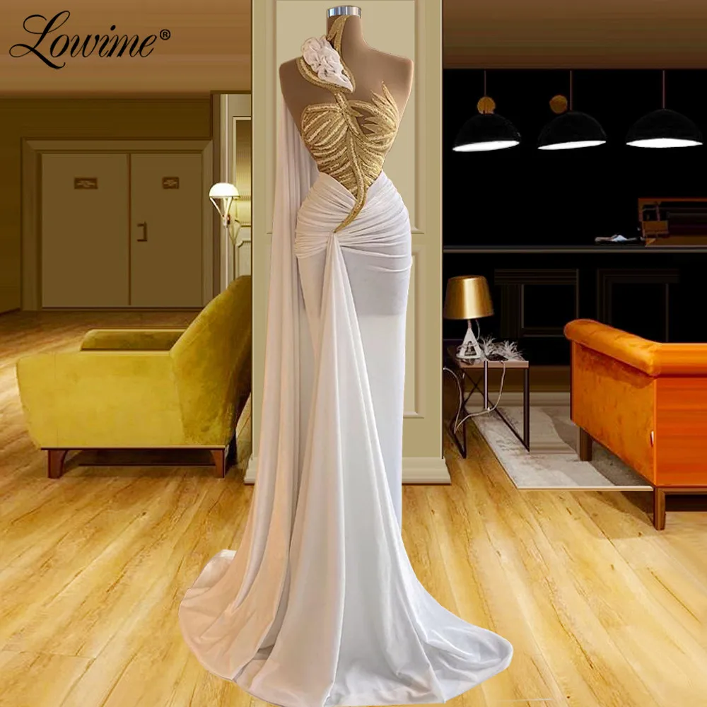 

Saudi Arabic White Velvet Long Evening Dresses Sexy Lace Applique African Prom Gowns Pleats Party Dress Vestidos De Festa 2021