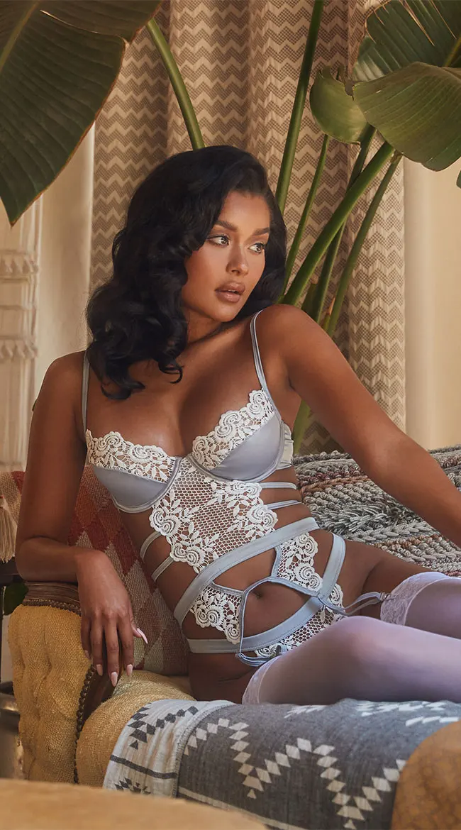 Комплект женского кружевного нижнего белья с V-образным вырезом и открытой