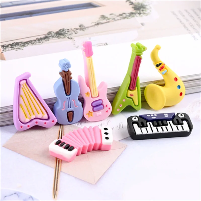10 штук смеси подвесок музыкальных инструментов из смолы в виде карикатурных гитар, арф, саксофона, аккордеона, синтезатора для ювелирных украшений и украшения миниатюрных домиков.
