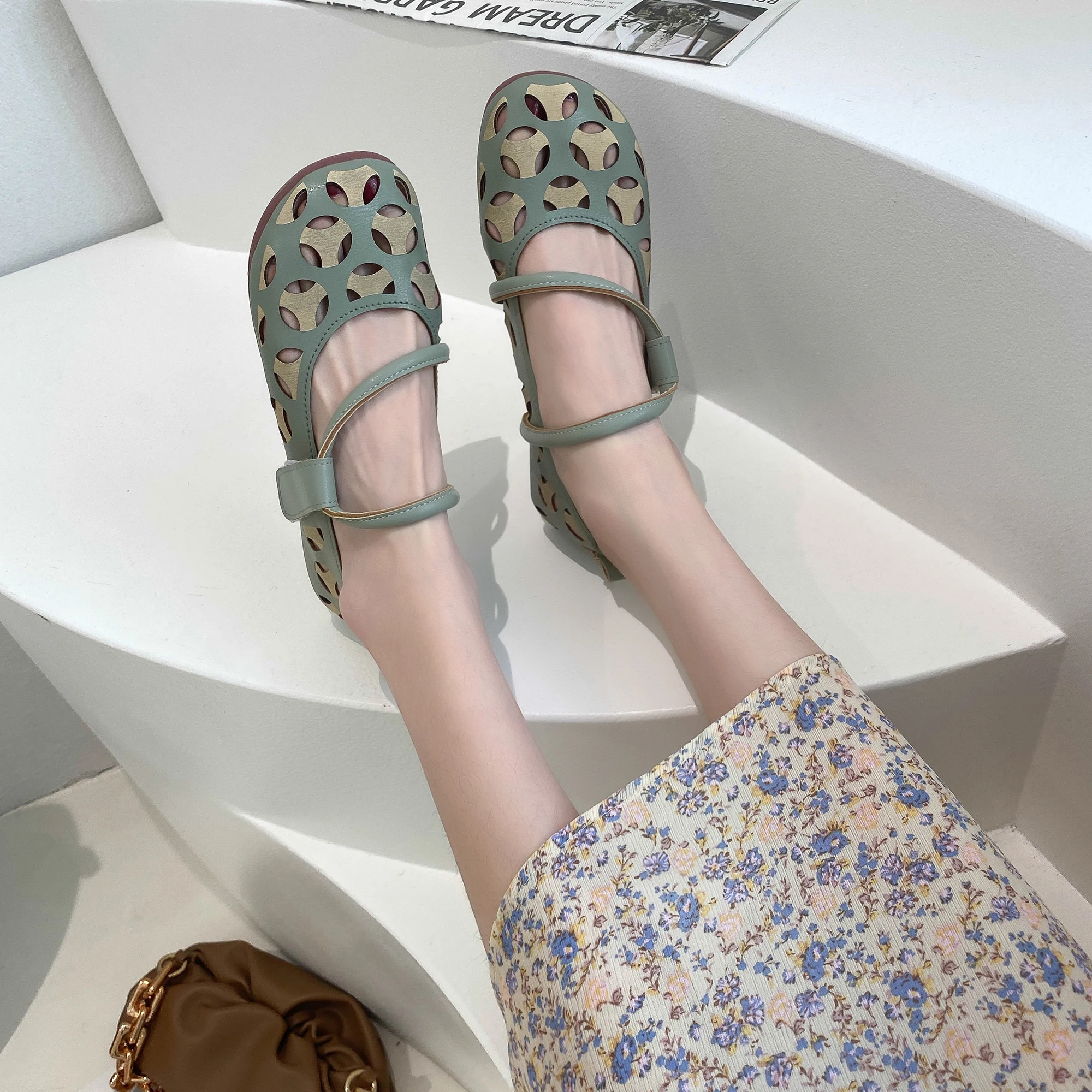 

VMTI 2021 Summer New Hollow Retro Peas Shoes Women Flat Shallow Shallow Mouth Single Shoes Women Casual Breathable Women Sandals