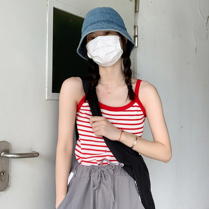 Женский жилет на бретельках летний красный сетчатый в полоску с дизайном сзади