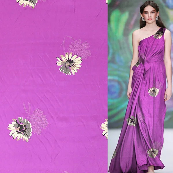 Цветочная на фиолетовом дне шелковая и хлопковая атласная ткань очень гладкая