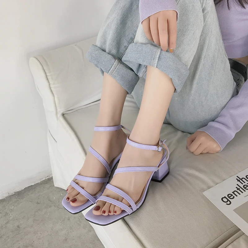 Женские босоножки с открытым носком на толстом каблуке бежевые фиолетовые