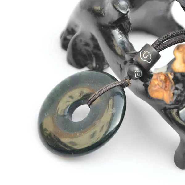 Ожерелье с подвеской из натурального черного и зеленого пончика резным нефритом