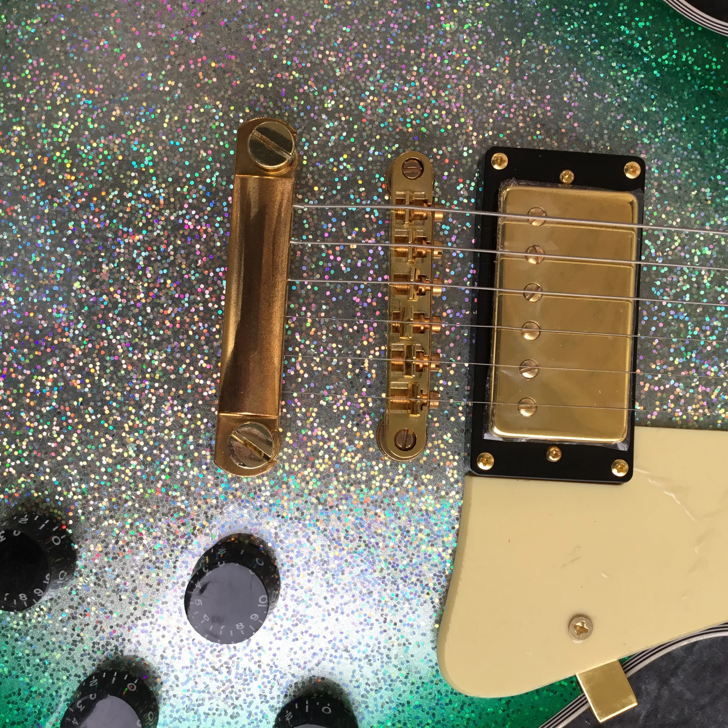 2019 High quality 6 String Electric Guitar Mahogany body With Metallic green paint top Golden hardware free shipping | Спорт и