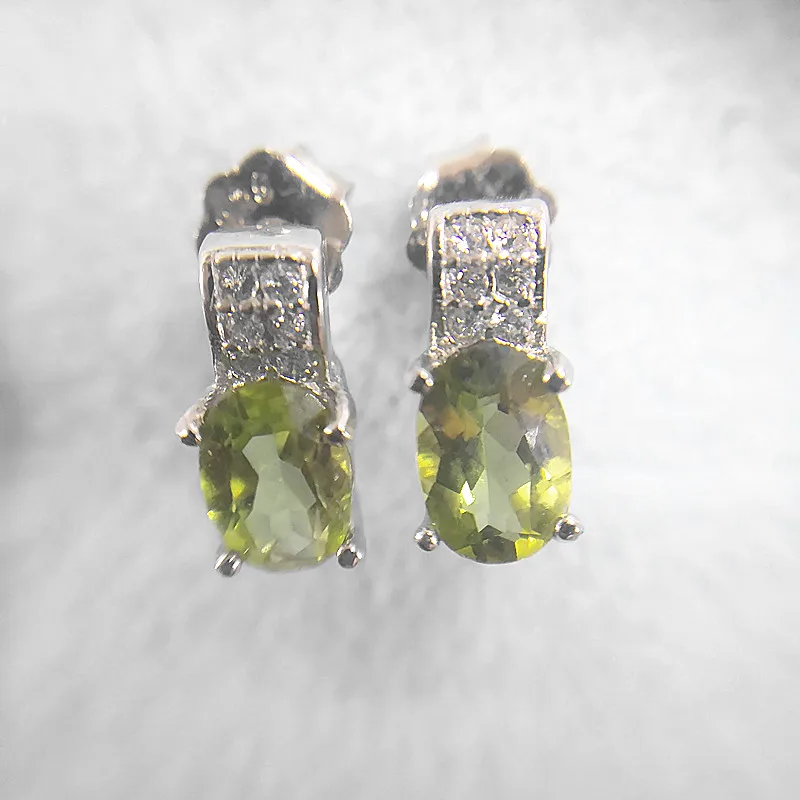 

KJJEAXCMY boutique jewelry 925 sterling silver natural peridot female earrings cut face mini support detection