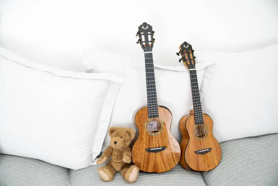 

23 inch / 26 inch ukulele peach core full single small guitar playing